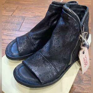 A.S.98 Ritchie Floral black leather sandals (NWT)